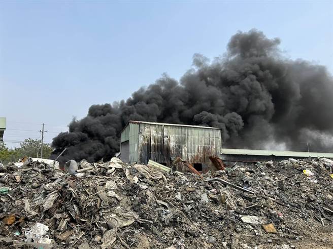 新市区三舍里废弃物空地再发生火警。（读者提供／程炳璋台南传真）