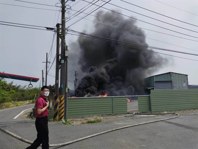 新市区三舍里再发生火警，警消人员到场灭火。（读者提供／程炳璋台南传真）