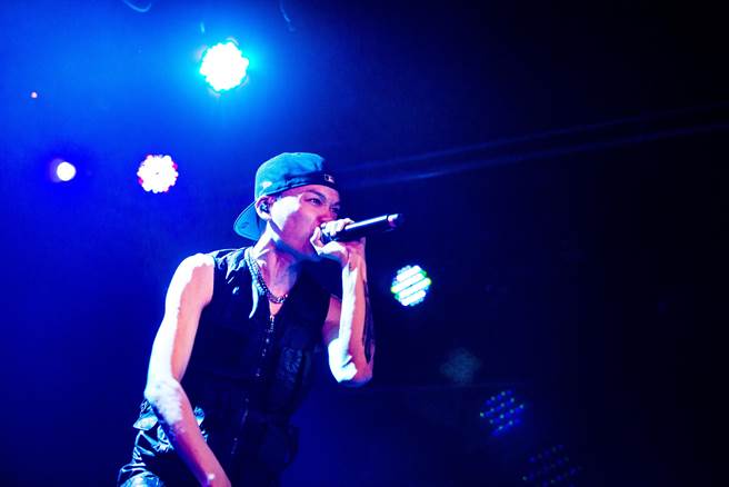 Barry昨一連帶來近30首歌曲。（華納音樂提供）