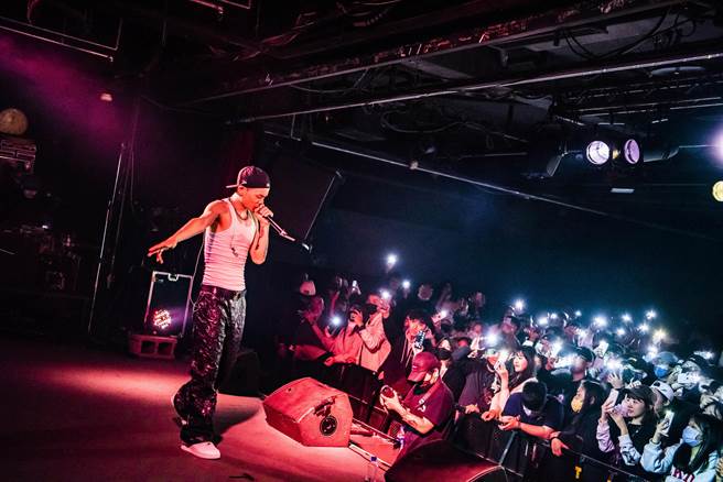 Barry昨一連帶來近30首歌曲。（華納音樂提供）