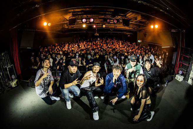 Barry與眾好友們同台飆歌。（華納音樂提供）