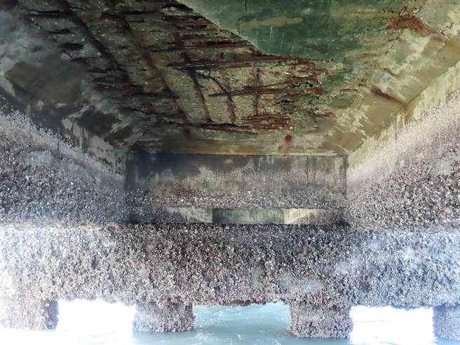 连接四湖及台西两乡的海新桥，桥面板混凝土破损破裂、钢筋严重锈蚀。（云林县府工务处提供）