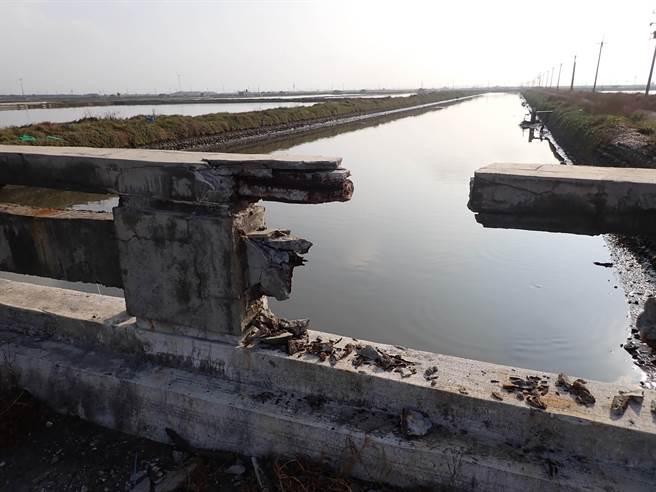 台西乡一座桥梁护栏断裂。（云林县府工务处提供）