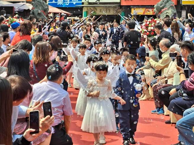 大甲妈嫁女儿集团婚礼，今天中午在大甲镇澜宫前广场举行，66对新人在妈祖见证下结婚，现场洋溢着幸福的喜悦。(陈世宗摄)