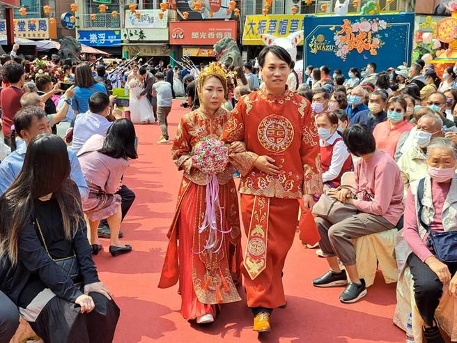 大甲妈嫁女儿集团婚礼，今天中午在大甲镇澜宫前广场举行，66对新人在妈祖见证下结婚，现场洋溢着幸福的喜悦。(陈世宗摄)