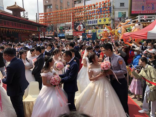 大甲妈嫁女儿集团婚礼，今天中午在大甲镇澜宫前广场举行，66对新人在妈祖见证下结婚，现场洋溢着幸福的喜悦。(陈世宗摄)