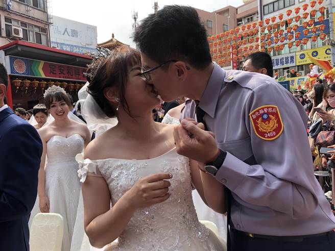 大甲妈嫁女儿集团婚礼，今天中午在大甲镇澜宫前广场举行，66对新人在妈祖见证下结婚，现场洋溢着幸福的喜悦。(陈世宗摄)