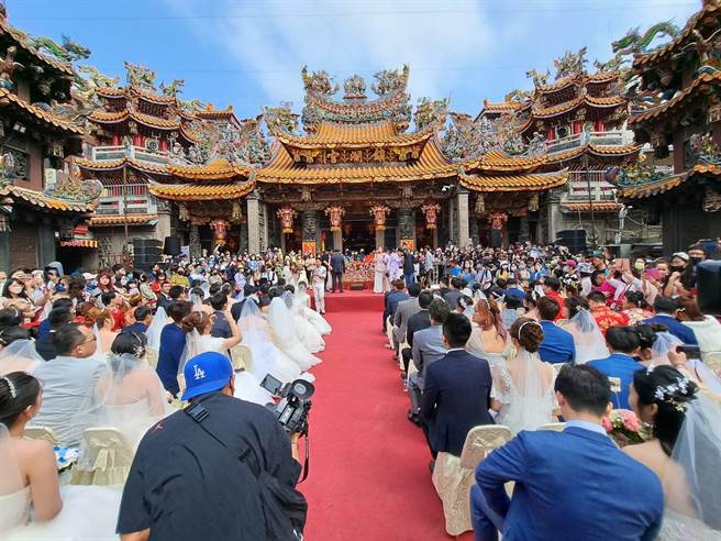 大甲妈嫁女儿集团婚礼，今天中午在大甲镇澜宫前广场举行，66对新人在妈祖见证下结婚，现场洋溢着幸福的喜悦。(陈世宗摄)