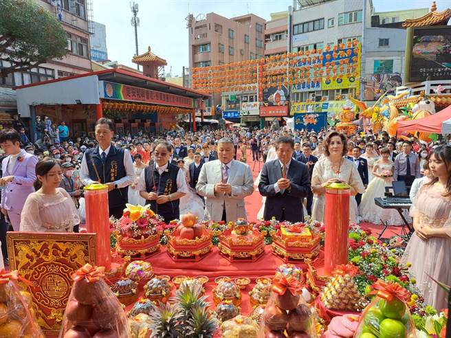 大甲妈嫁女儿集团婚礼，今天中午在大甲镇澜宫前广场举行，66对新人在妈祖见证下结婚，现场洋溢着幸福的喜悦。(陈世宗摄)