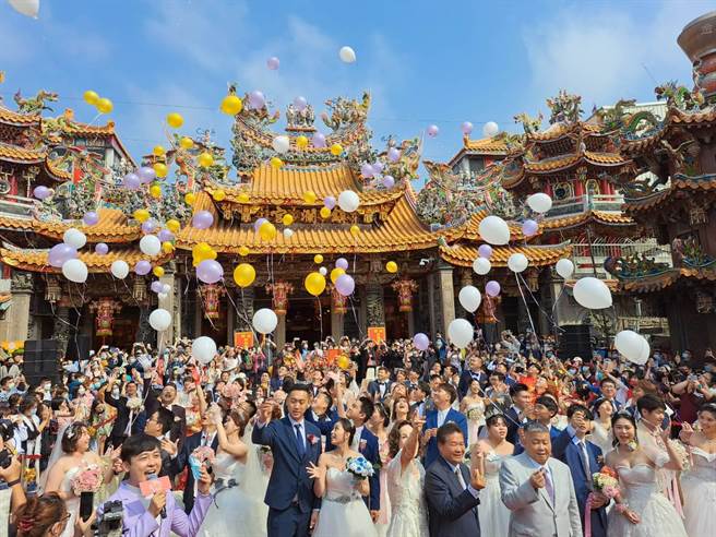 大甲妈嫁女儿集团婚礼，今天中午在大甲镇澜宫前广场举行，66对新人在妈祖见证下结婚，现场洋溢着幸福的喜悦。(陈世宗摄)