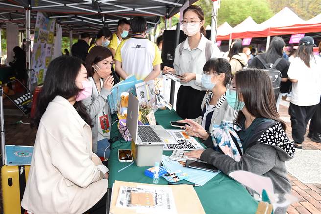 静宜大学「校园徵才博览会」将于21日登场，今年邀请金融、科技、餐饮及服务业等各领域，超过70家企业进入校园徵才。（静宜大学提供）