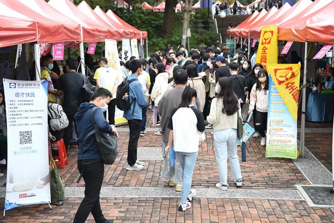 静宜2023校园徵才博览会即将21日10：00于校园任垣楼广场举行。（静宜大学提供）