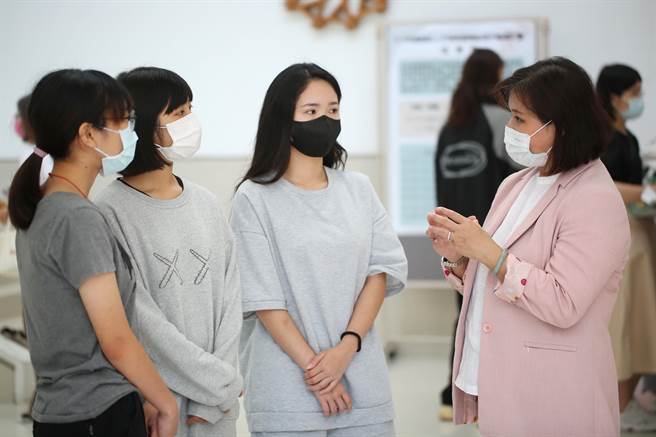 静宜并致力于青年就业、创业及交流发展，近期与中市劳工局合办64场「青年前进重点产业工作坊」，协助青年学子具备产业所需的核心能力。（静宜大学提供）