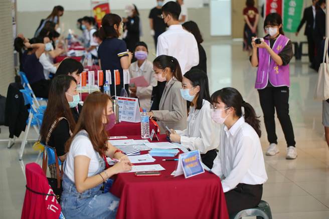 静宜即将与台中市劳工局、亚马逊等知名企业合作，协助青年学子具备电商知能、数位行销及实战技巧等策略。（静宜大学提供）