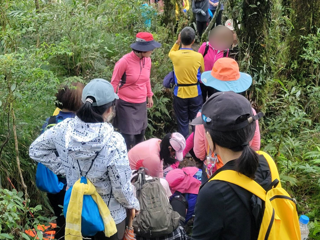 一名7旬老翁18日登台东都兰山意外滑倒失去呼吸心跳，10多名山友与消防救护人员电话连线，接力替其实施CPR抢命。（图／台东县消防局提供）