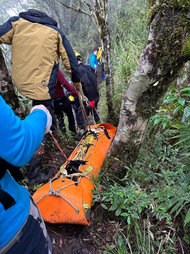 一名7旬老翁18日登台东都兰山意外滑倒失去呼吸心跳，消防员赶抵受伤地点后确认老翁已心搏停止，经过家属同意后将遗体搬运下山。（图／台东县消防局提供）