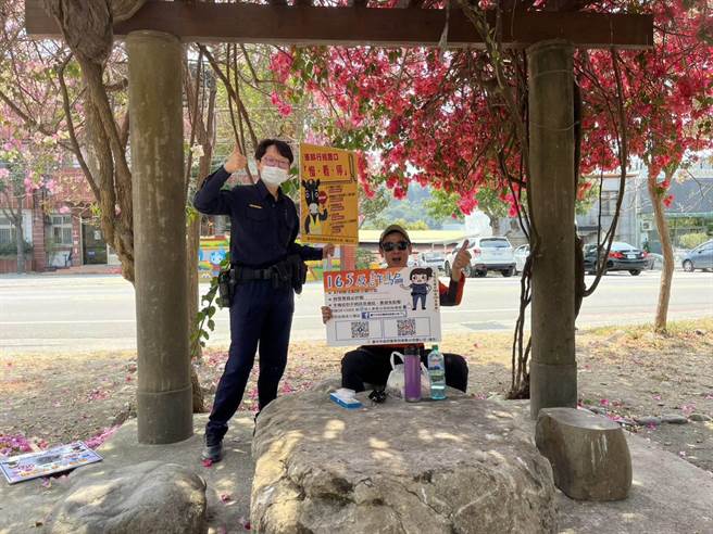 石冈分驻所把握机会，向民眾进行防诈资讯及交通各项政令宣导，透过面对面的警民互动，提醒时下诈骗关键字。（警方提供）