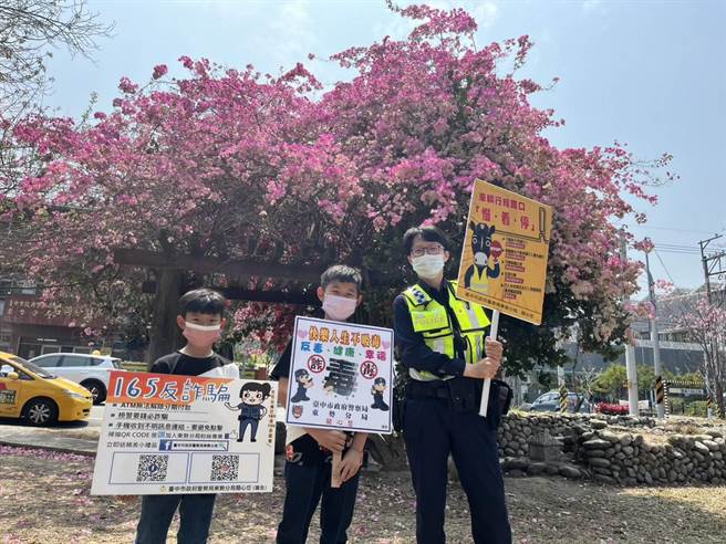 石冈分驻所把握机会，向民眾进行防诈资讯及交通各项政令宣导，透过面对面的警民互动，提醒时下诈骗关键字。（警方提供）
