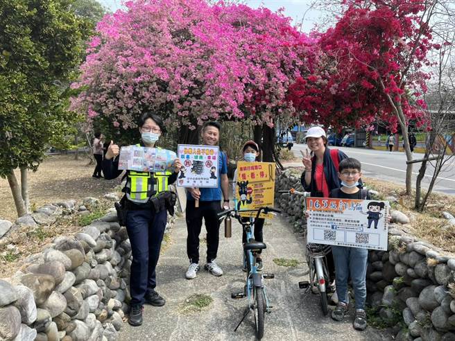 石冈分驻所把握机会，向民眾进行防诈资讯及交通各项政令宣导，透过面对面的警民互动，提醒时下诈骗关键字。（警方提供）