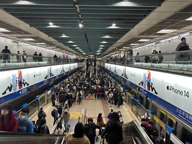 北捷表示，大巨蛋未来人潮疏运将适时启动三级人潮管制。（本报资料照片）