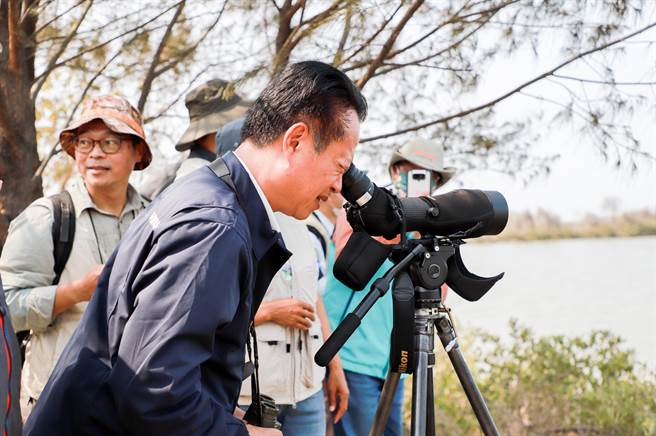 今「布袋候鳥季元年─聽春語•看春羽」活動，嘉義縣長翁章梁體驗賞鳥。（呂妍庭攝）