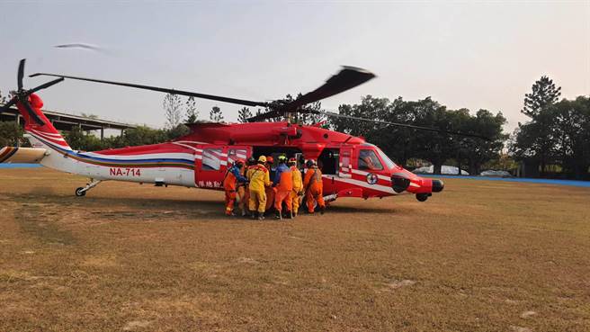 新化下午近2点传出一起杂草火警，出动直升机吊挂水袋8度投水。(读者提供／曹婷婷台南传真)