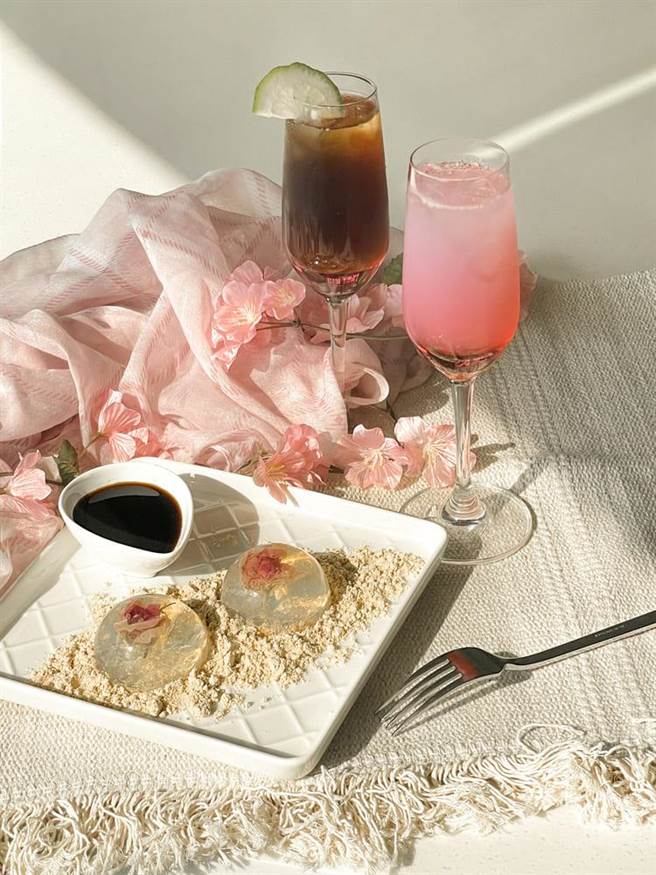 和逸饭店高雄中山馆以女团BLACK PINK代表色粉色及黑色特制下午茶套餐「粉墨狂飨茶点组合」，每组275元加1成。（国泰饭店观光事业提供）