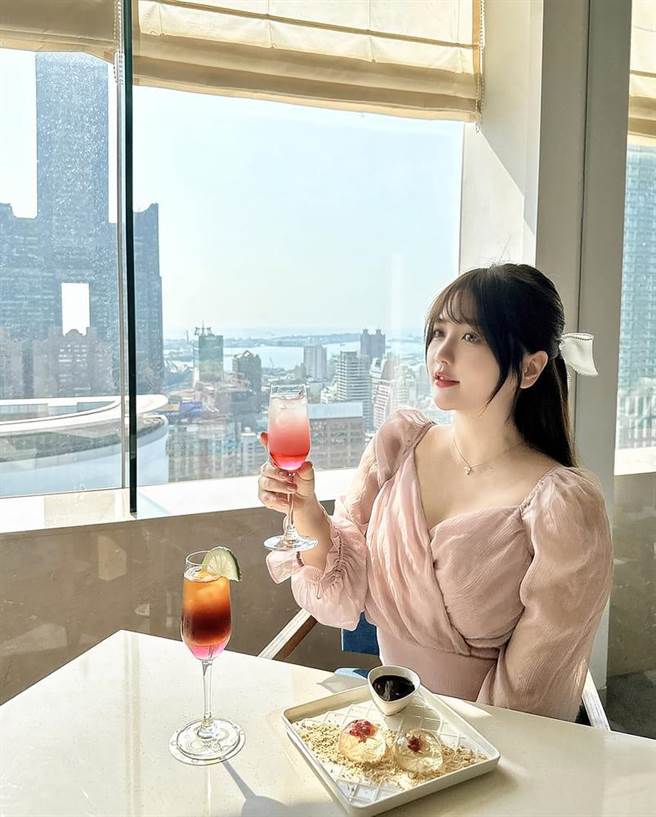 网红莫葵Vika身穿浪漫粉色服装，头戴蝴蝶结髮饰呼应BP主题色，品嚐期间限定「粉墨狂飨茶点组」。（国泰饭店观光事业提供）