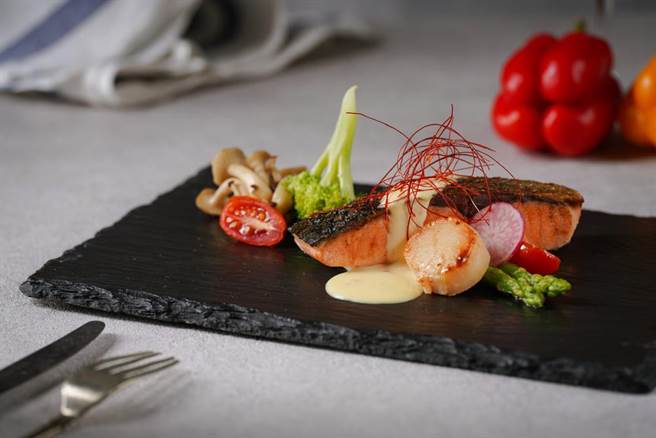 持演唱会票根到Cozzi THE Roof用餐，享餐食9折优惠，照片为香煎茴香鲑鱼和干贝佐红花奶油酱汁，每套特价780元。（国泰饭店观光事业提供）