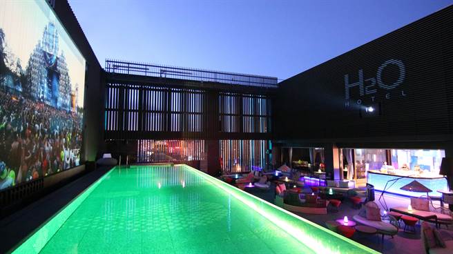 4月17日前，凭高雄演场会票根至饭店顶楼透明泳池酒吧「Pool Bar」消费，单笔消费享85折优惠。（H2O水京栈国际酒店提供）