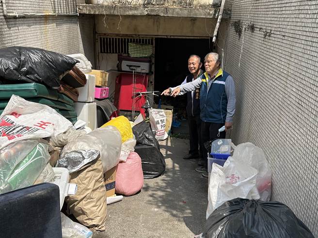台中市大里区新南路1栋公寓地下室长期被人堆置废弃物，不但环境脏乱更可能影响公共安全。（台中市议员李天生服务处提供／潘虹恩台中传真）