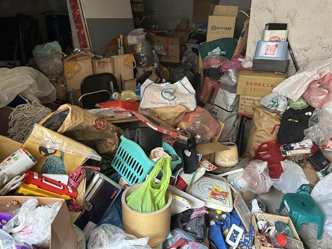 台中市大里区新南路1栋公寓地下室长期被人堆置废弃物，不但环境脏乱更可能影响公共安全。（台中市议员李天生服务处提供／潘虹恩台中传真）