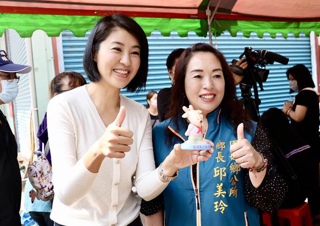 南投县长许淑华出席鹿神祭，在国姓乡长邱美玲陪同下体验水鹿公仔彩绘。（南投县政府提供／杨静茹南投传真）