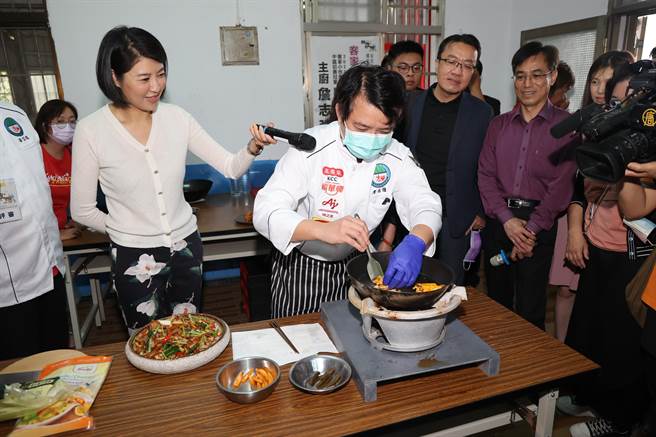 国姓乡公所首次在鹿神祭活动举行鹿茸养生餐竞赛，县长许淑华充当主持人访问参赛选手。（南投县政府提供／杨静茹南投传真）