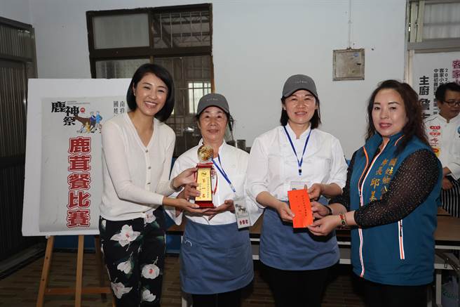 南投县长许淑华、国姓乡长邱美玲颁发鹿茸养生餐竞赛冠军奖杯及奖金。（南投县政府提供／杨静茹南投传真）