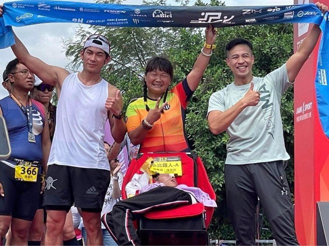 亮哲（左起）与「钢铁妈妈」陈嘉龄及新北市警察王俊智（右）担任陪赛员，陪着脑麻儿「小比」完成普悠玛2023铁人三项赛事。（亮哲提供）