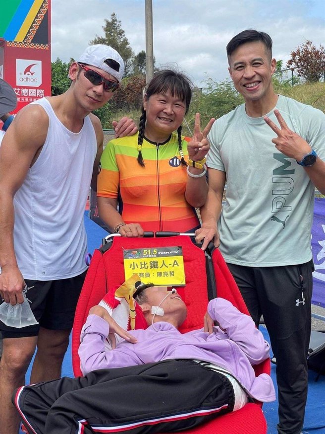 亮哲（左起）与「钢铁妈妈」陈嘉龄及新北市警察王俊智（右）担任陪赛员，陪着脑麻儿「小比」完成普悠玛2023铁人三项赛事。（亮哲提供）
