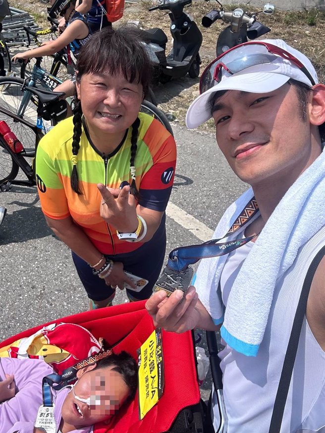 亮哲与「钢铁妈妈」陈嘉龄担任陪赛员，陪着脑麻儿「小比」完成普悠玛2023铁人三项赛事。（亮哲提供）