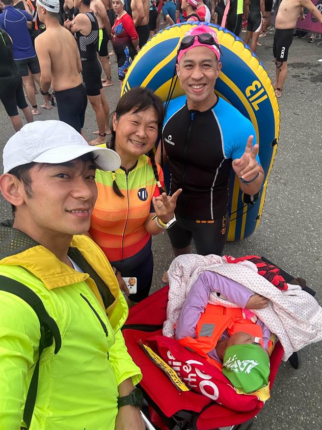 亮哲与「钢铁妈妈」陈嘉龄及新北市警察王俊智担任陪赛员，陪着脑麻儿「小比」完成普悠玛2023铁人三项赛事。（亮哲提供）
