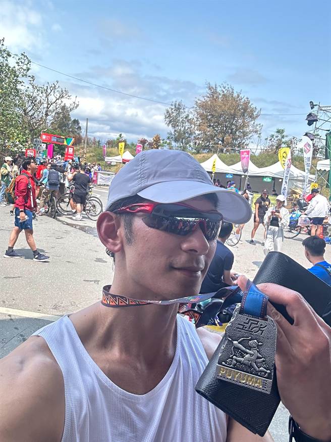 亮哲担任陪赛员，陪着脑麻儿「小比」完成普悠玛2023铁人三项赛事。（亮哲提供）