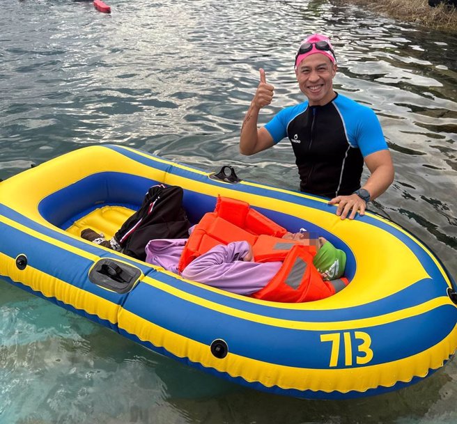 亮哲很佩服新北市员警王俊智只花40分钟就拉着脑麻儿「小比」游完1.5公里。（亮哲提供）