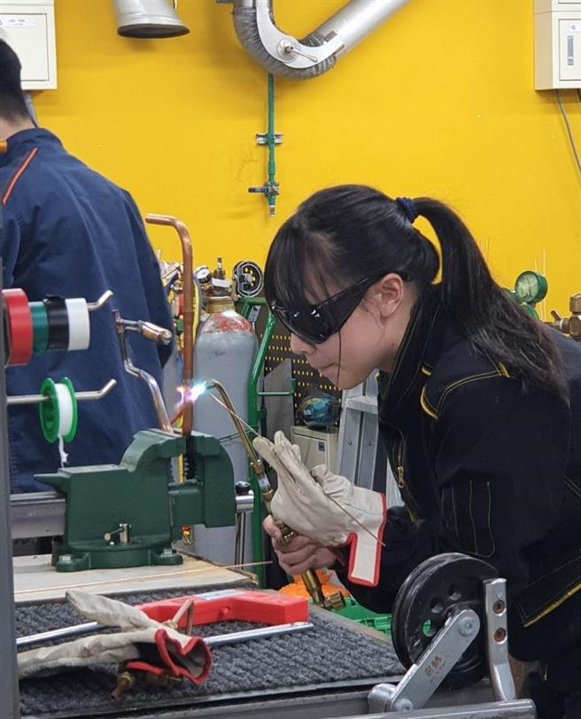 台北市南港高工16位学生透过四技二专技优保送入学管道，全数录取国立科大，占全台总录取人数14％。 （北市南港高工提供）