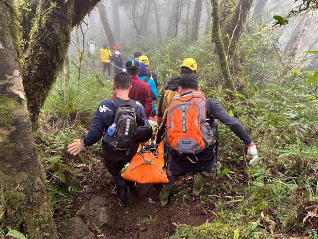 七旬男子昨天爬台东县东河乡攀爬都兰山不慎滑倒当场OHCA，经热心山友轮流CPR抢救，但救护人员赶抵时确认死亡。（台东县消防局提供／蔡旻妤台东传真）