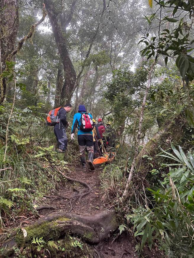 七旬男子昨天爬台东县东河乡攀爬都兰山不慎滑倒当场OHCA，经热心山友轮流CPR抢救，但救护人员赶抵时确认死亡。（台东县消防局提供／蔡旻妤台东传真）