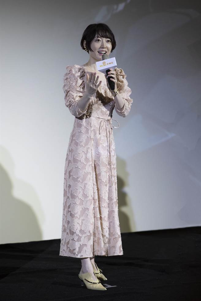 花泽香菜甜美可爱，热情与粉丝打招呼。（木棉花提供）