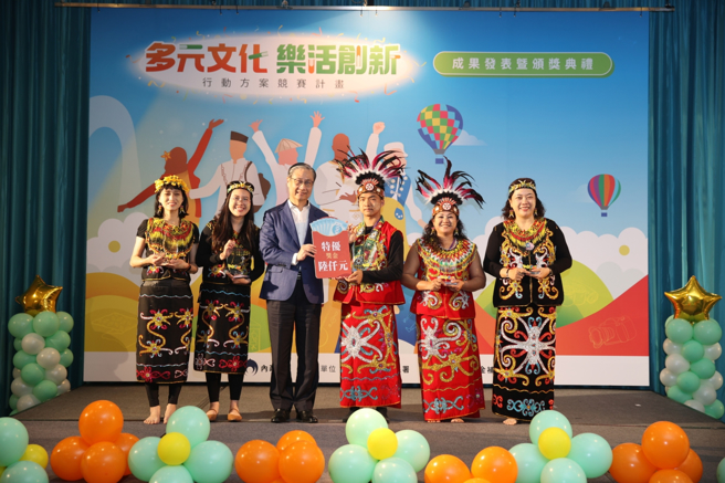 移民署钟景琨署长颁发奖座及奖金予特优队伍-「舞动『NEW』世界 SHOW出东南亚」（主办单位提供）