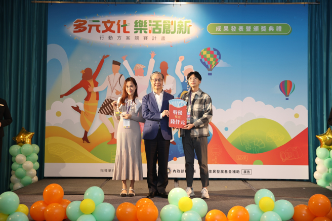 移民署钟景琨署长与「多元文化乐活创新行动方案竞赛计画」特优队伍合影。（主办单位提供）