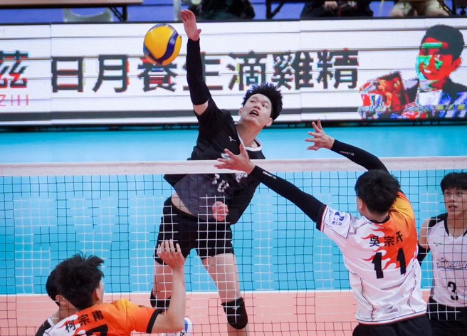 台電球員在網前扣殺。(中華排協提供)