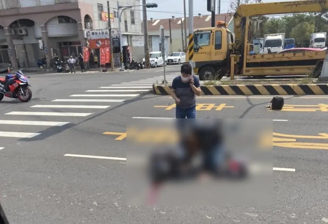 嘉义县水上乡18日发生一起严重车祸，一辆直行重机与迴转轿车相撞，骑士遭撞飞血流满地。（图／翻摄记者新闻网）