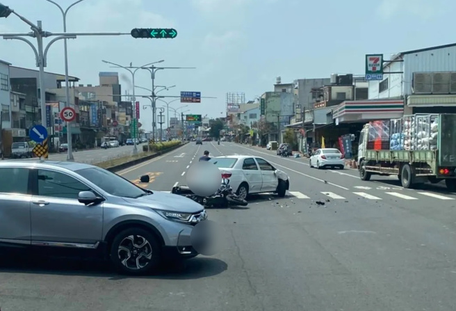 嘉义县水上乡18日发生一起严重车祸，一辆直行重机与迴转轿车相撞，骑士遭撞飞血流满地。（图／翻摄记者新闻网）